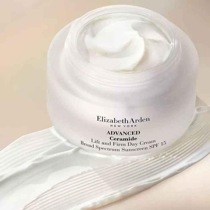Révélez Votre Beauté avec la Crème de Jour Avancée aux Céramides d'Elizabeth Arden